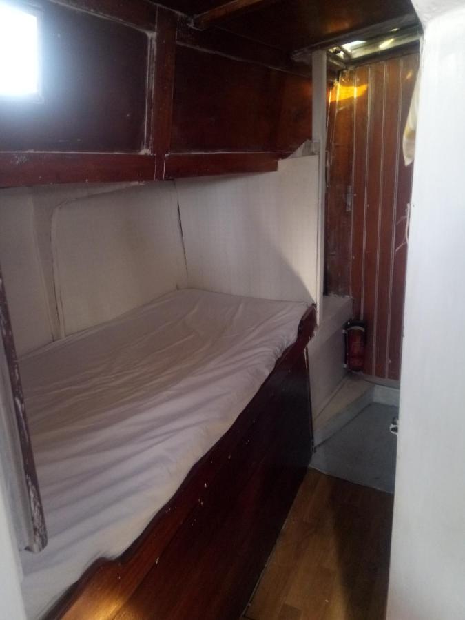 Bateau En Ville Сен Тропе Екстериор снимка